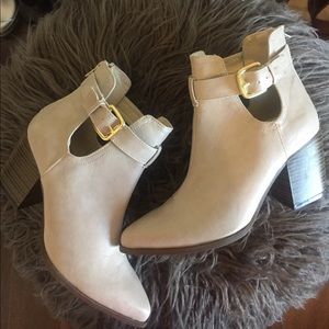 NWT Qupid Gray Taupe Booties